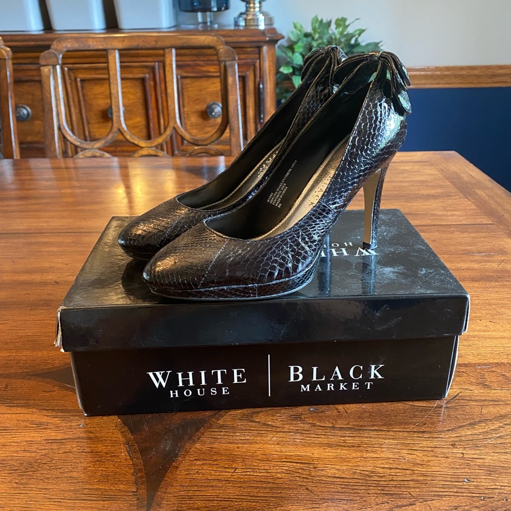 💥Worn Once!💥 Black Pump w/ Bow Detail